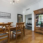 2 Bdr 105M2 Classy Near Garibaldi Tram With Garage